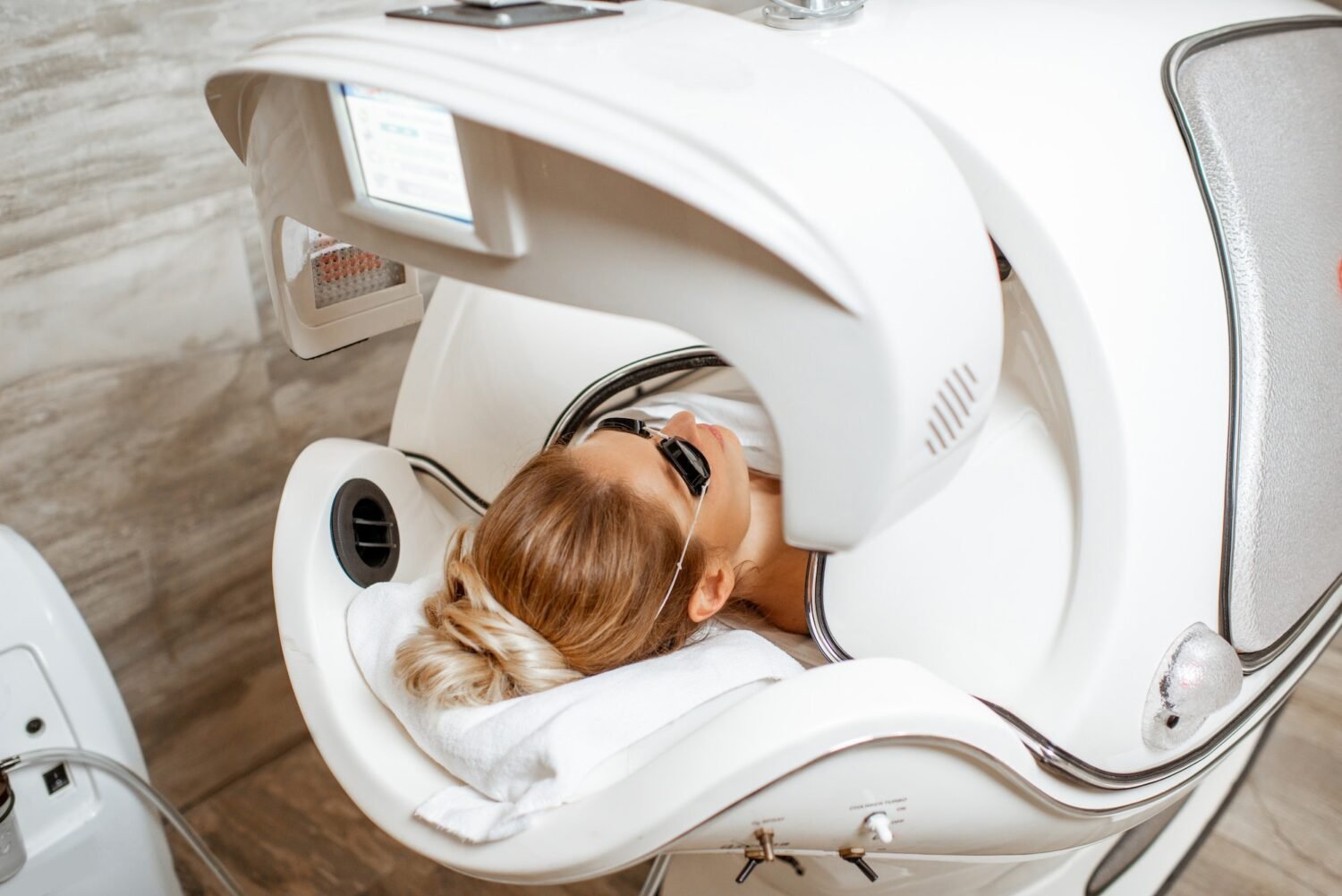 woman-in-the-spa-capsule-at-the-beauty-salon-e1751798892118